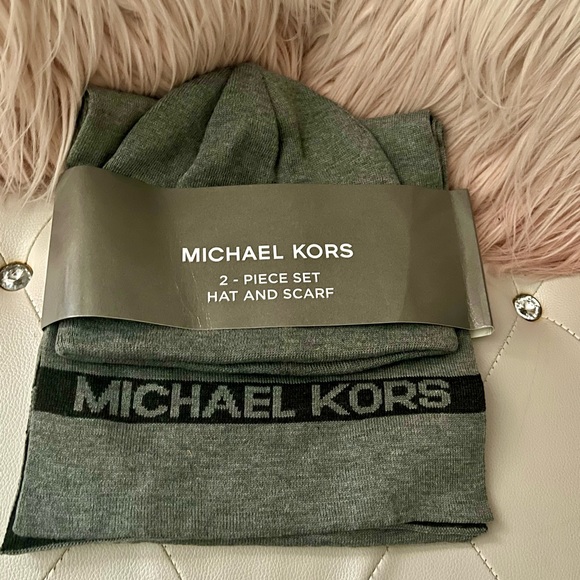 Michael Kors Side Stripe Knit Hat & Scarf Set Ash Gray & Black O/S - Picture 9 of 12